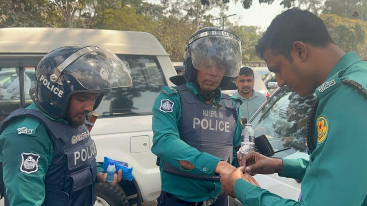 চাকরিচ্যুত পুলিশ সদস্যদের হামলায় রমনার ডিসি-শাহবাগের ওসি আহত!